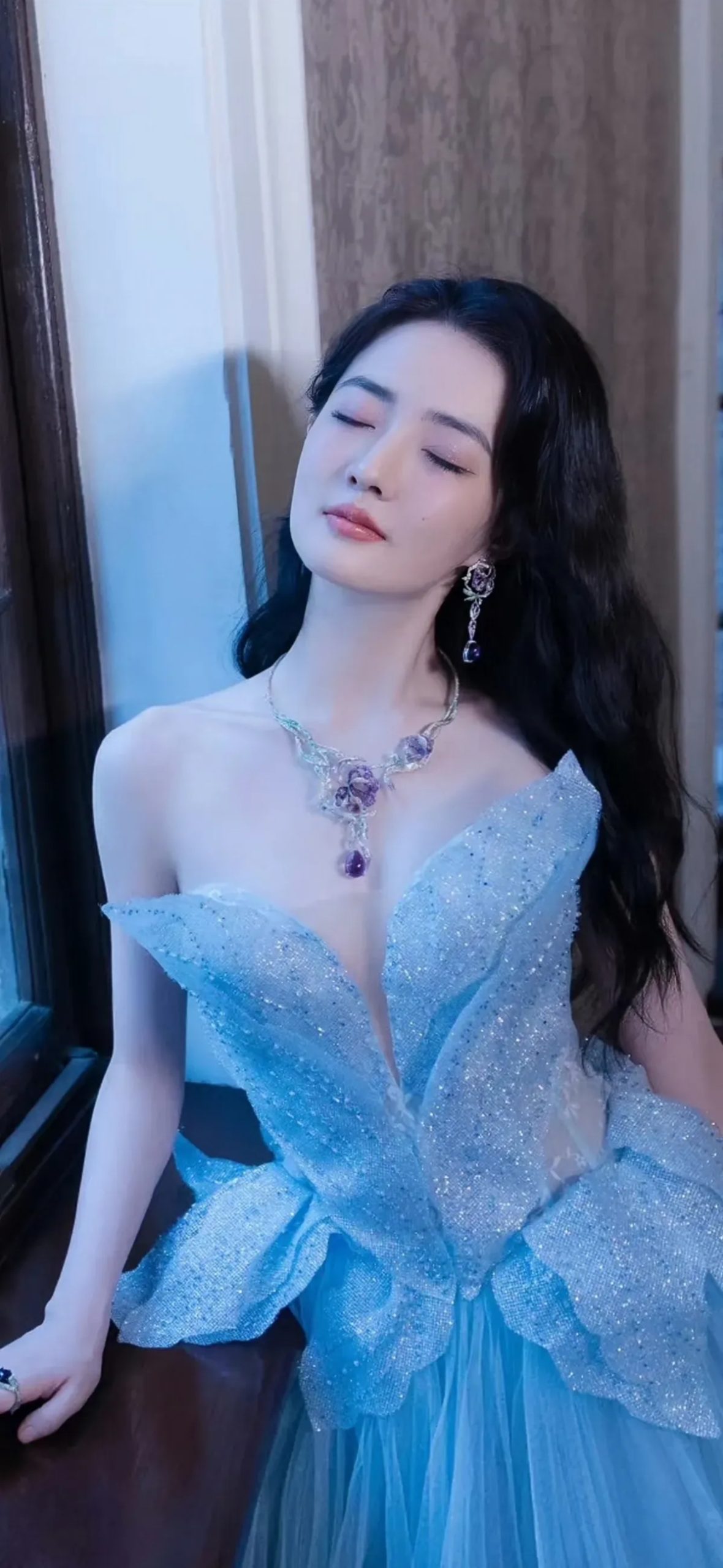 徐璐蓝色抹胸裙写真壁纸插图