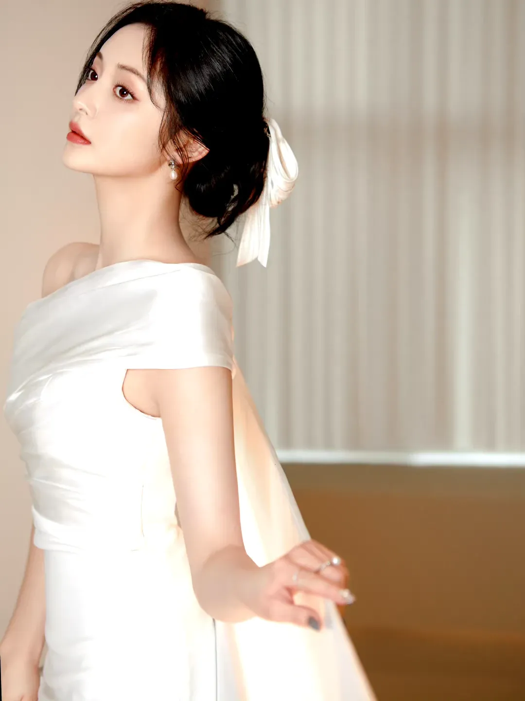 周洁琼白色露肩裙写真插图2