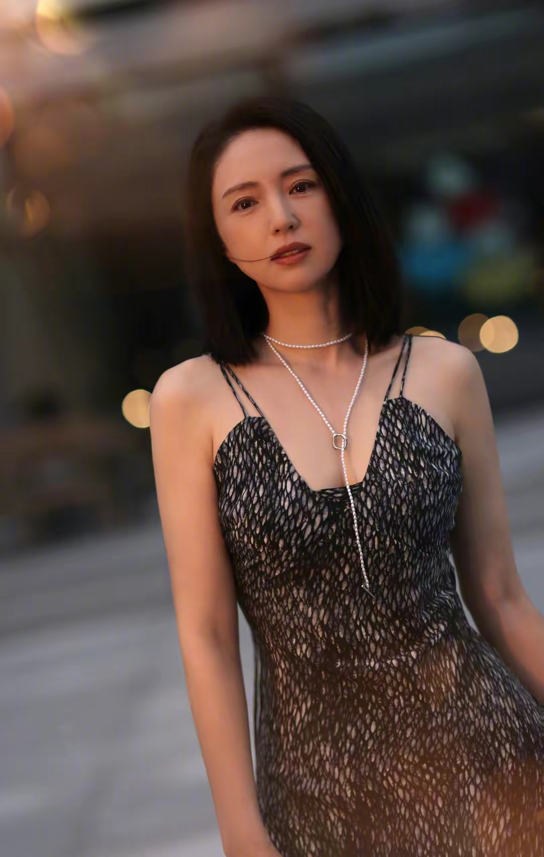 董璇身印花蚕丝连衣裙写真插图