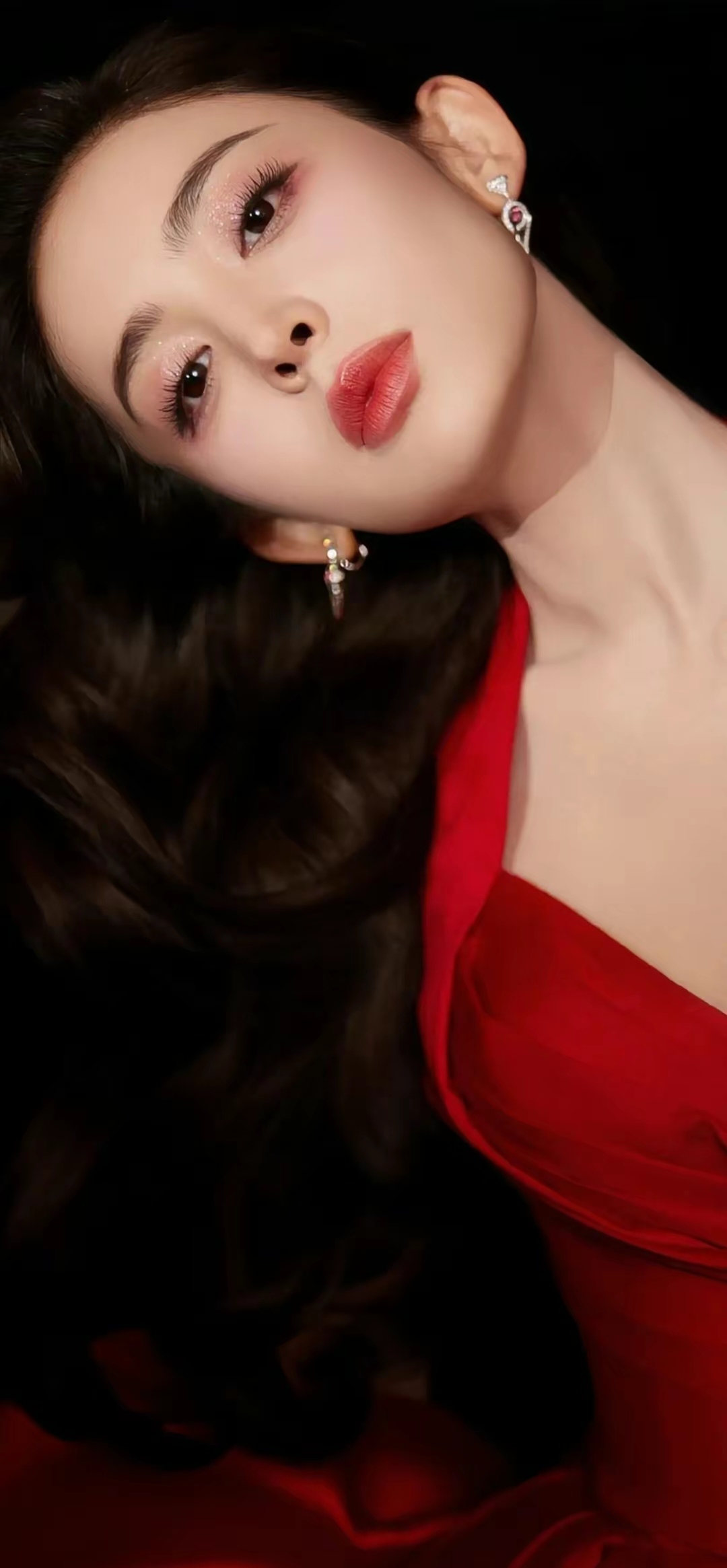 古力娜扎红裙写真插图3