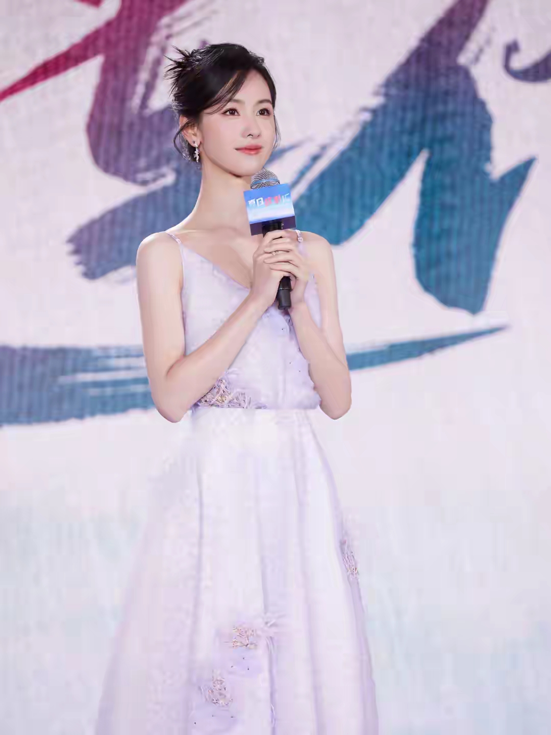 陈都灵浅紫色羽毛吊带裙写真插图9