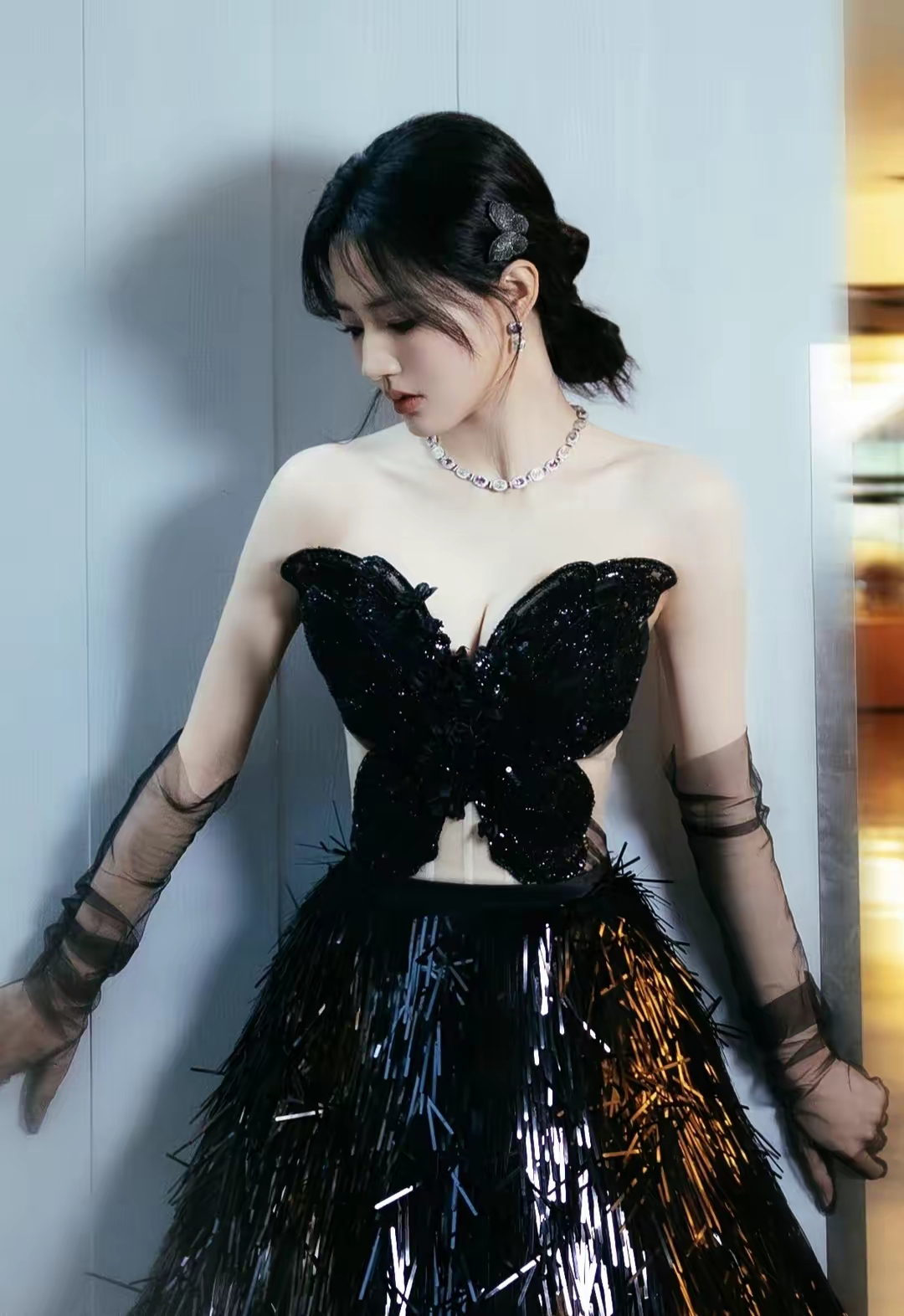 徐璐一袭黑色蝴蝶抹胸流苏裙写真插图7