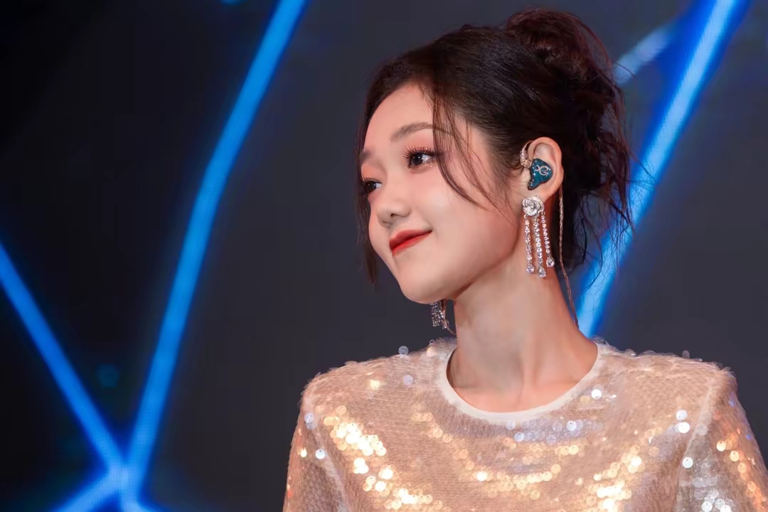 希林娜依高亮片圆领短上衣凸显曼妙身姿插图11