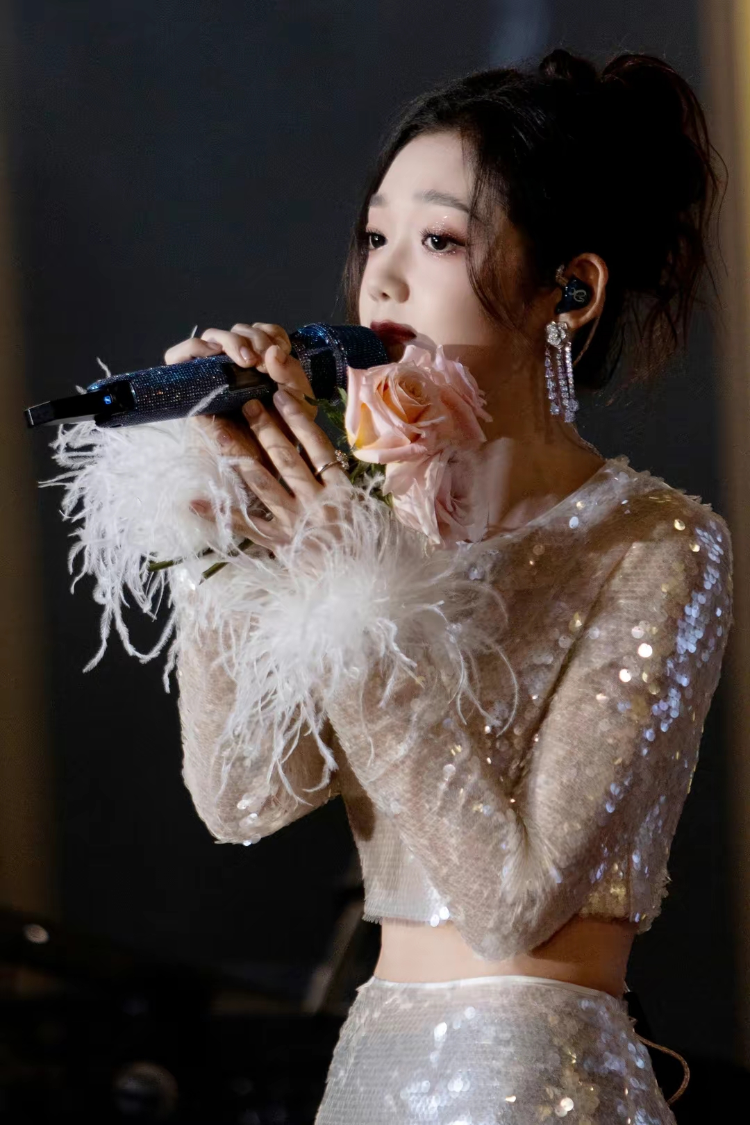 希林娜依高亮片圆领短上衣凸显曼妙身姿插图13