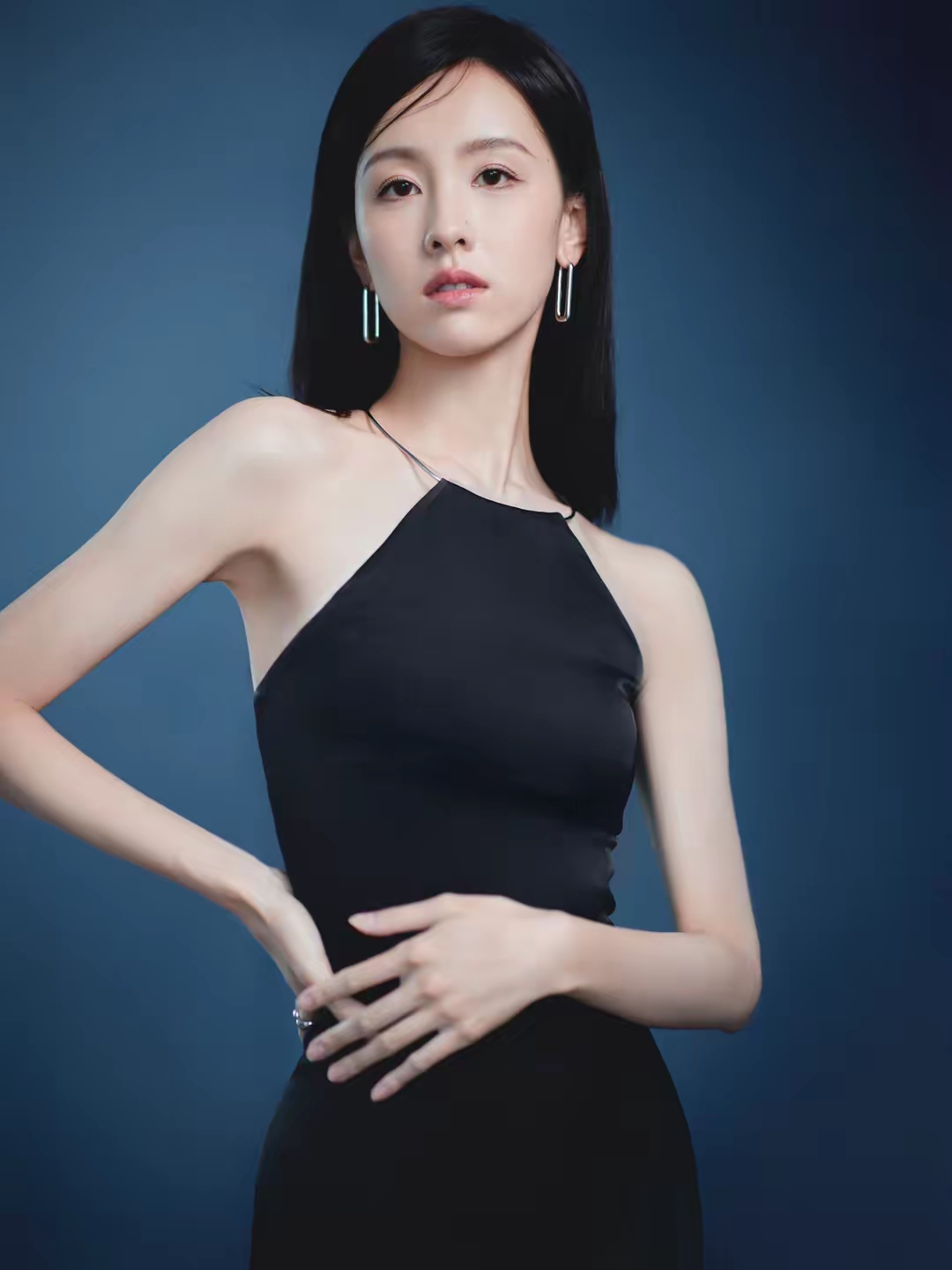 陈都灵黑色挂脖裙写真插图3