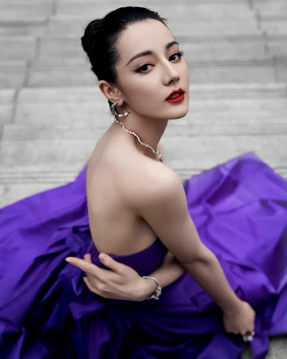 迪丽热巴紫色礼服写真插图
