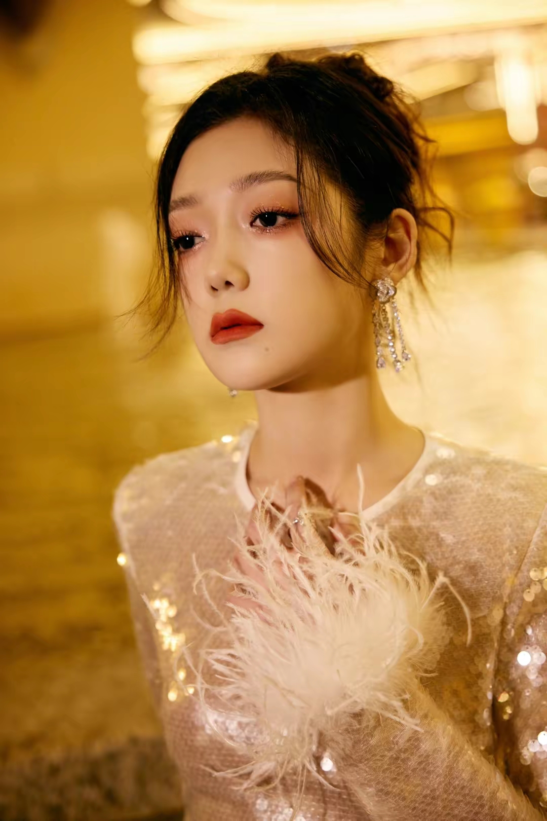 希林娜依高亮片圆领短上衣凸显曼妙身姿插图1