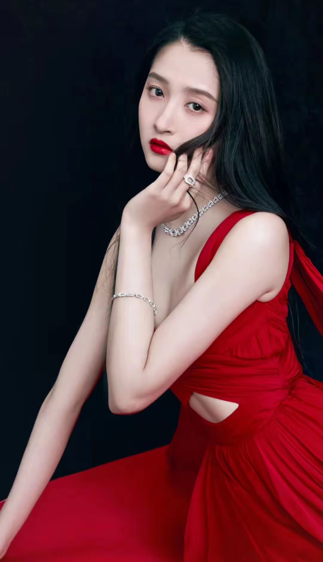 关晓彤红裙写真插图4