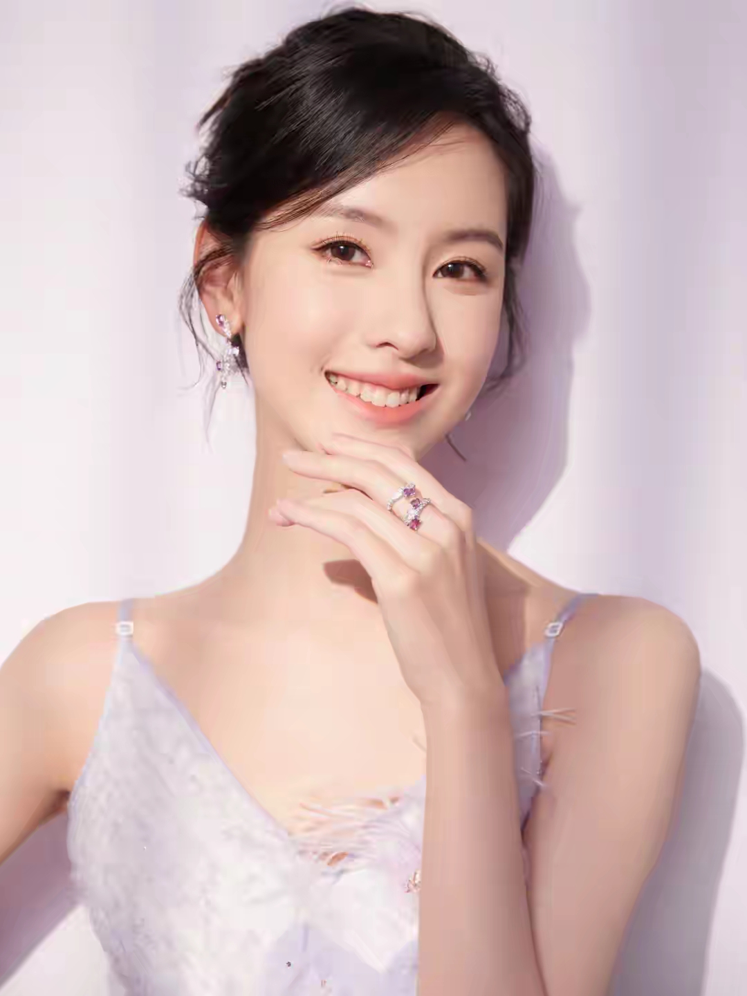 陈都灵浅紫色羽毛吊带裙写真插图