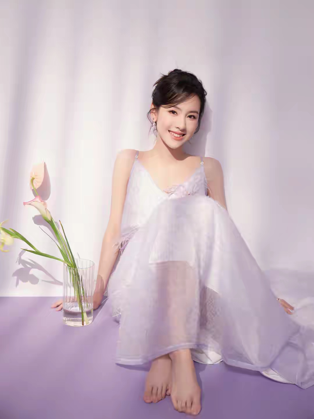 陈都灵浅紫色羽毛吊带裙写真插图3