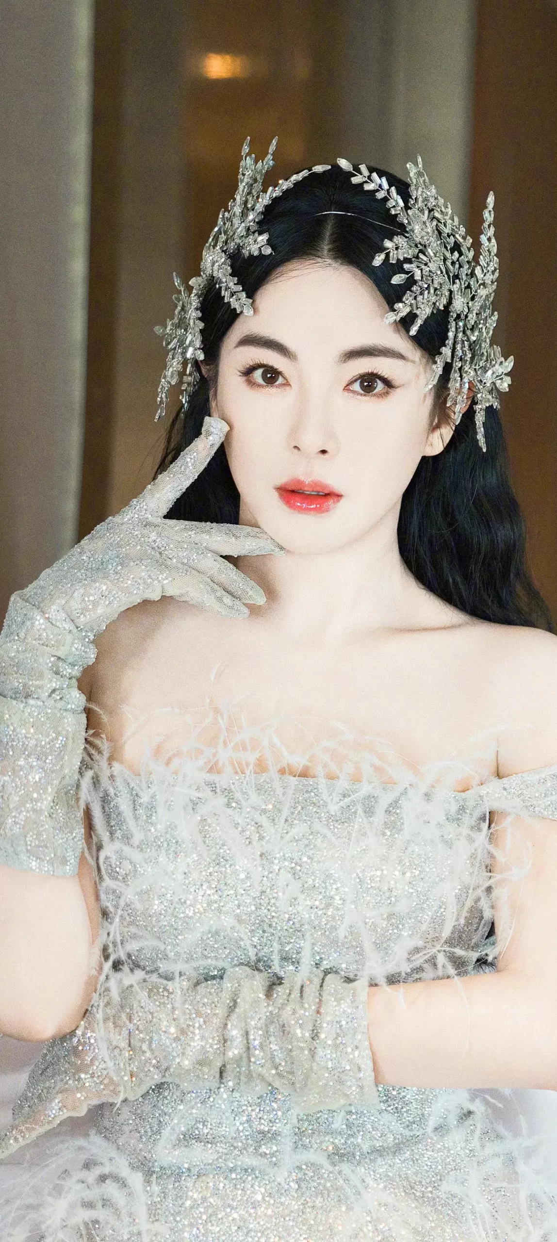 张雨绮银色抹胸裙写真插图4