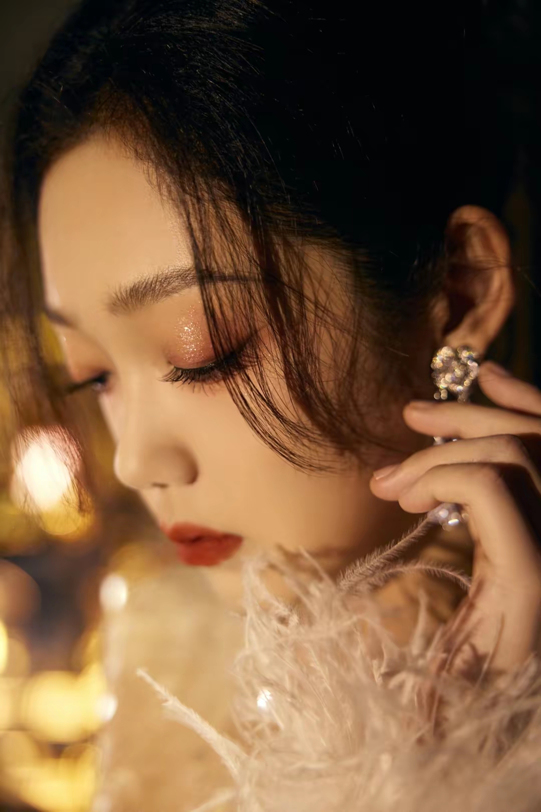 希林娜依高亮片圆领短上衣凸显曼妙身姿插图3
