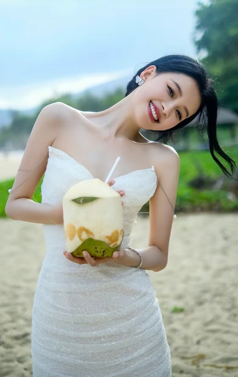 孙怡抹胸小白裙写真插图2