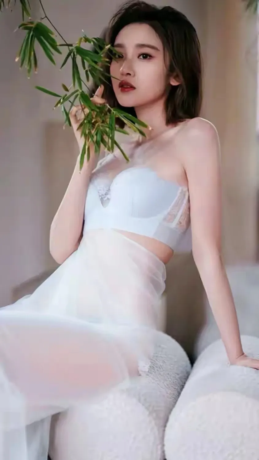 唐艺昕内衣写真插图1