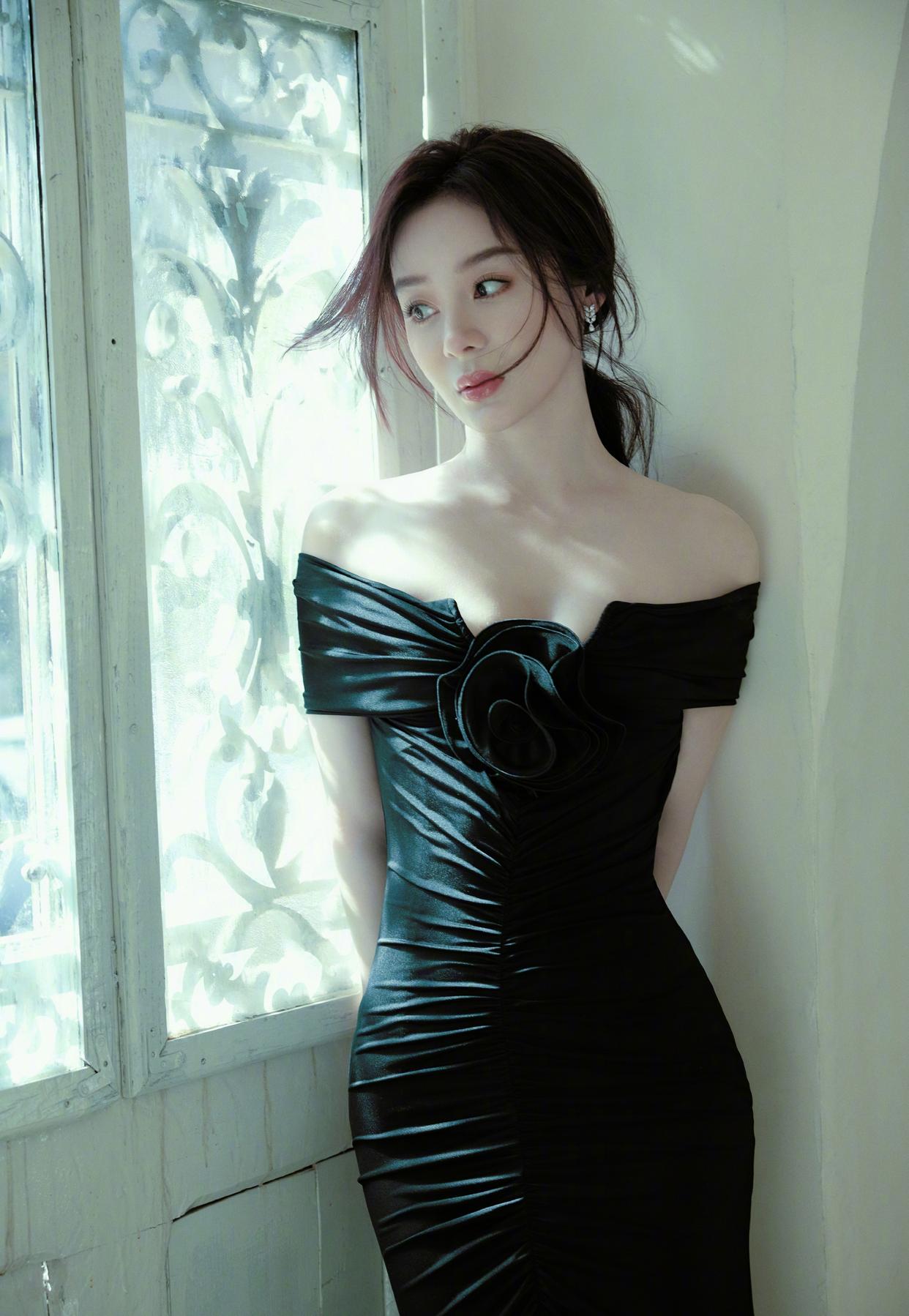 袁姗姗露肩长裙写真插图