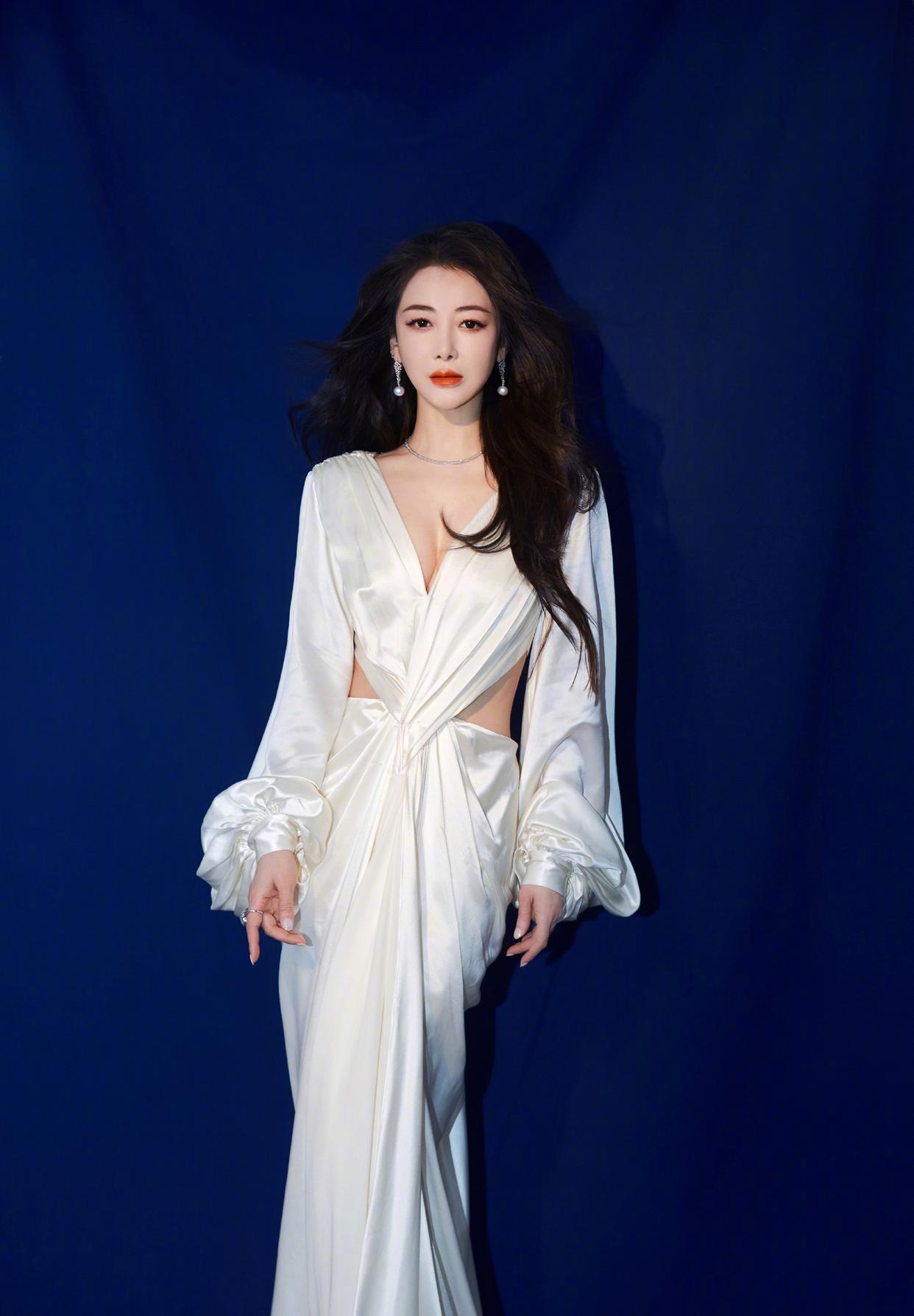 陈紫函纯白深V长裙写真插图6