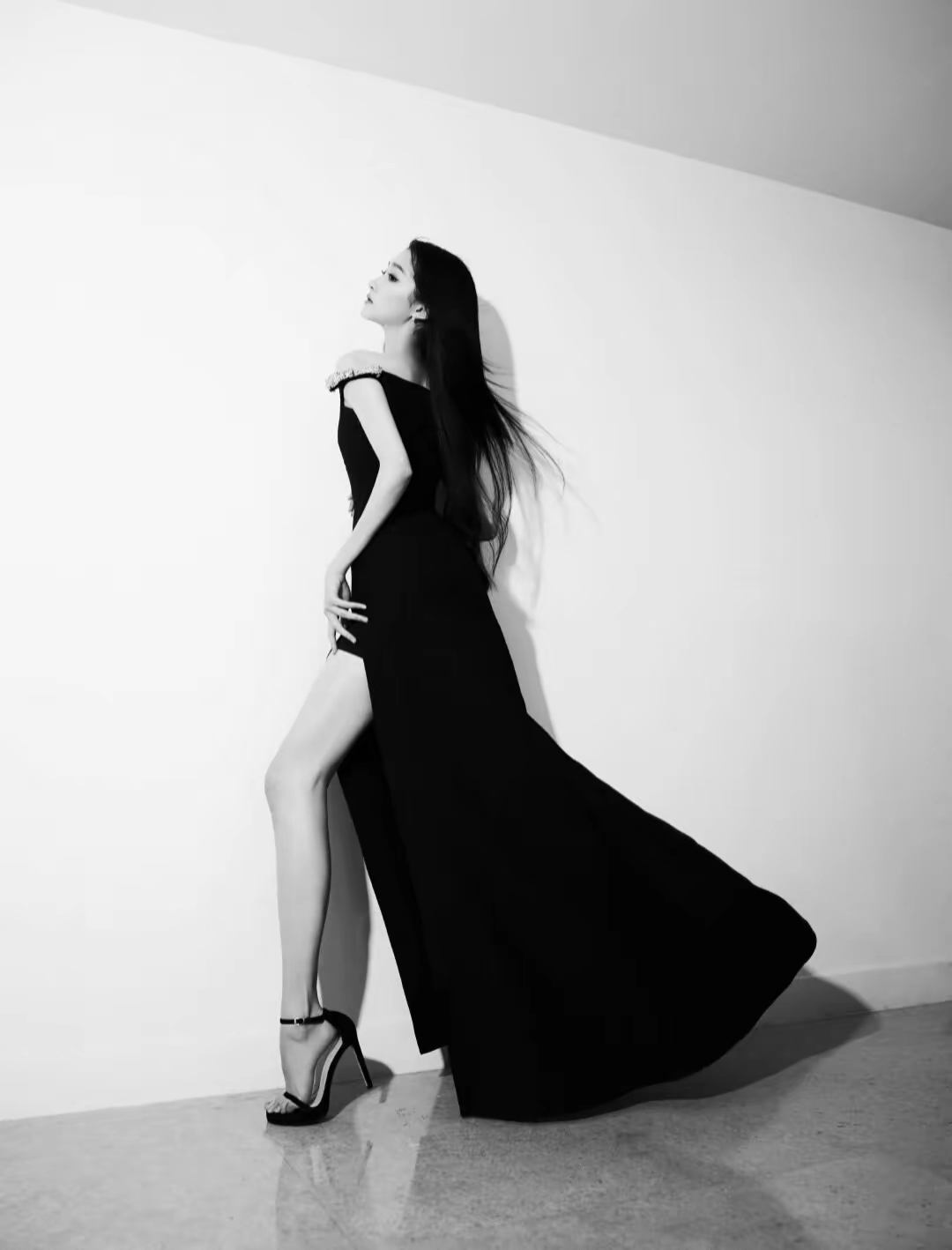 风姿卓越关晓彤写真插图2