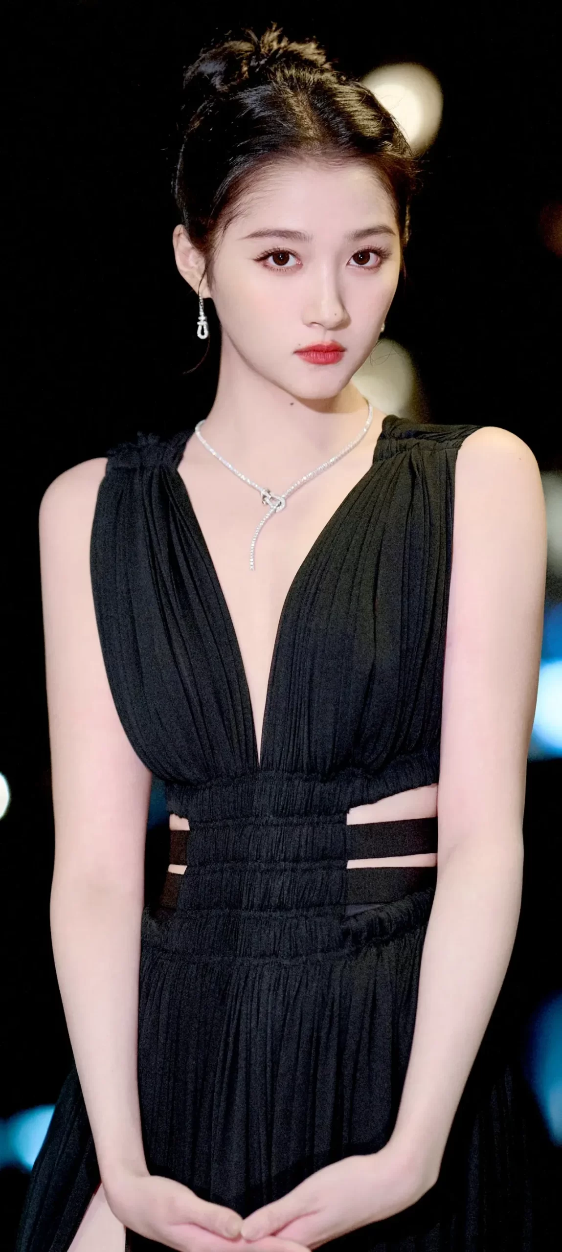 关晓彤黑色深v礼服写真壁纸插图5