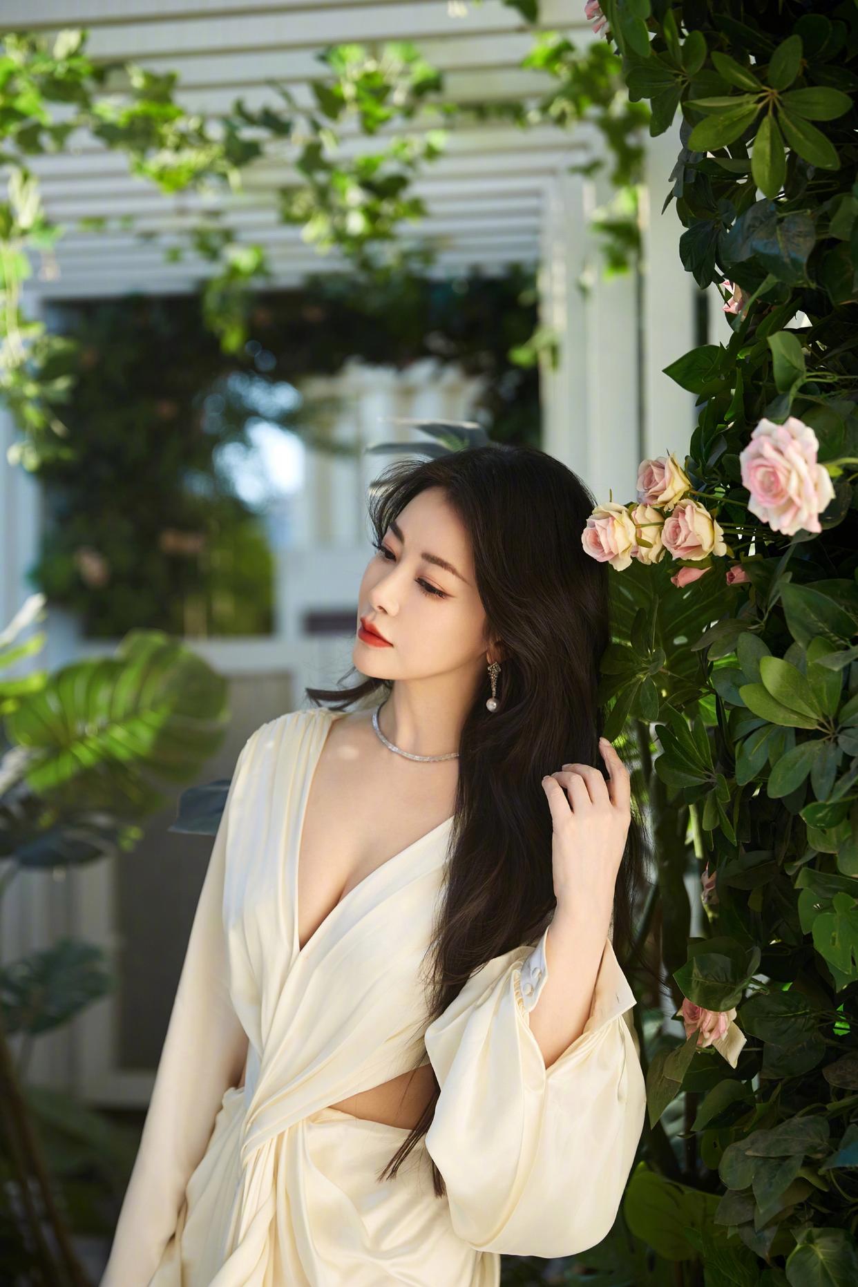 陈紫函纯白深V长裙写真插图3