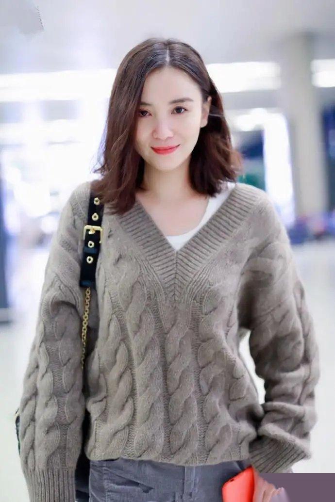 宋佳毛衣配阔腿裤写真插图3