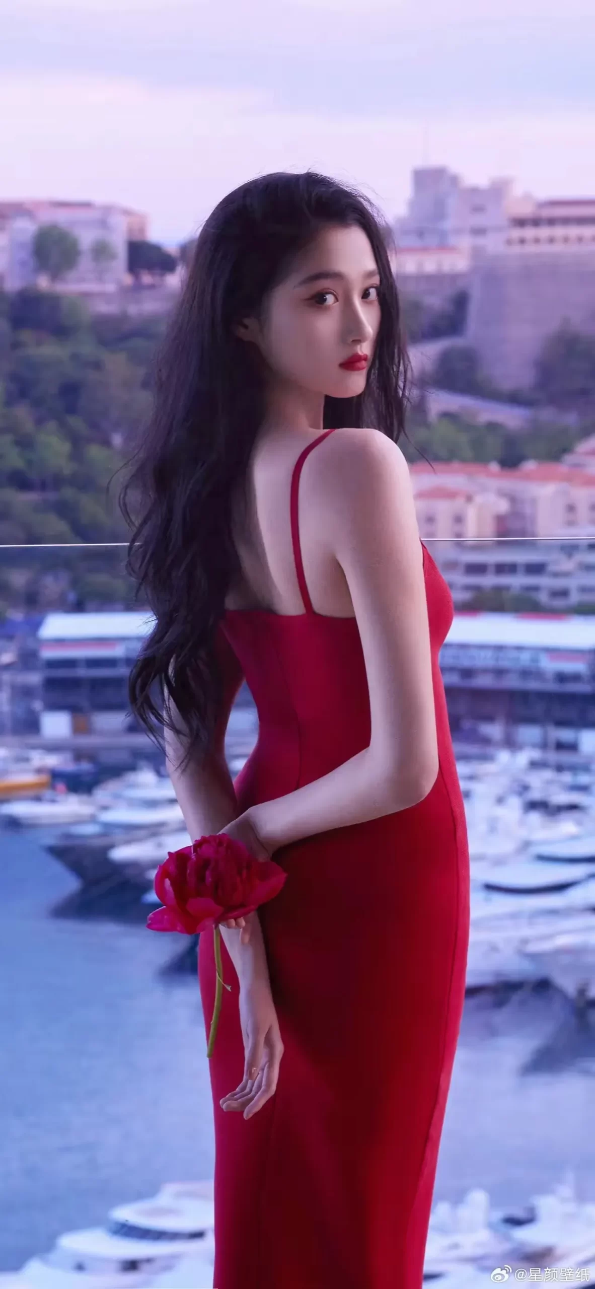 关晓彤红裙写真壁纸插图2