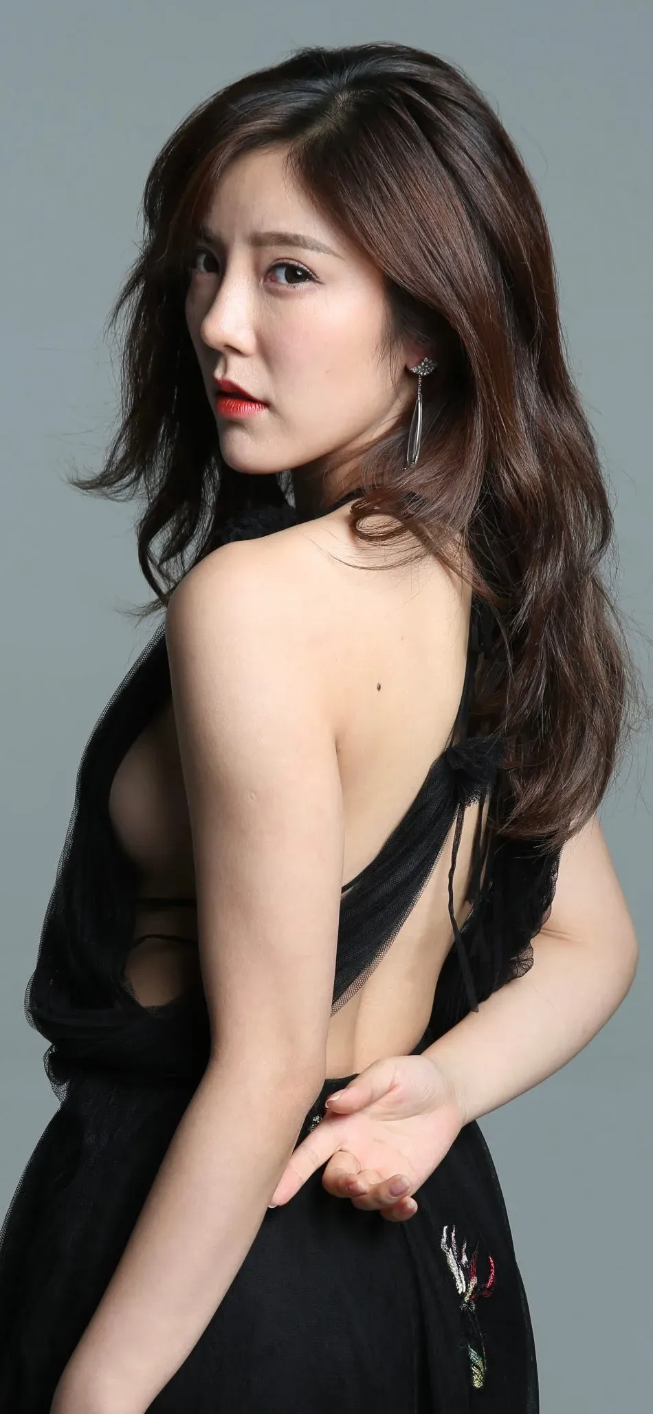 赵奕欢黑色吊带写真壁纸插图6