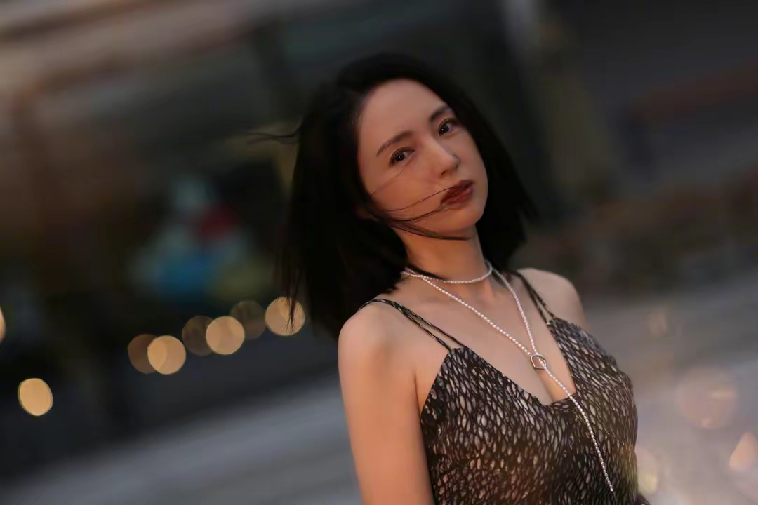 董璇身印花蚕丝连衣裙写真插图1