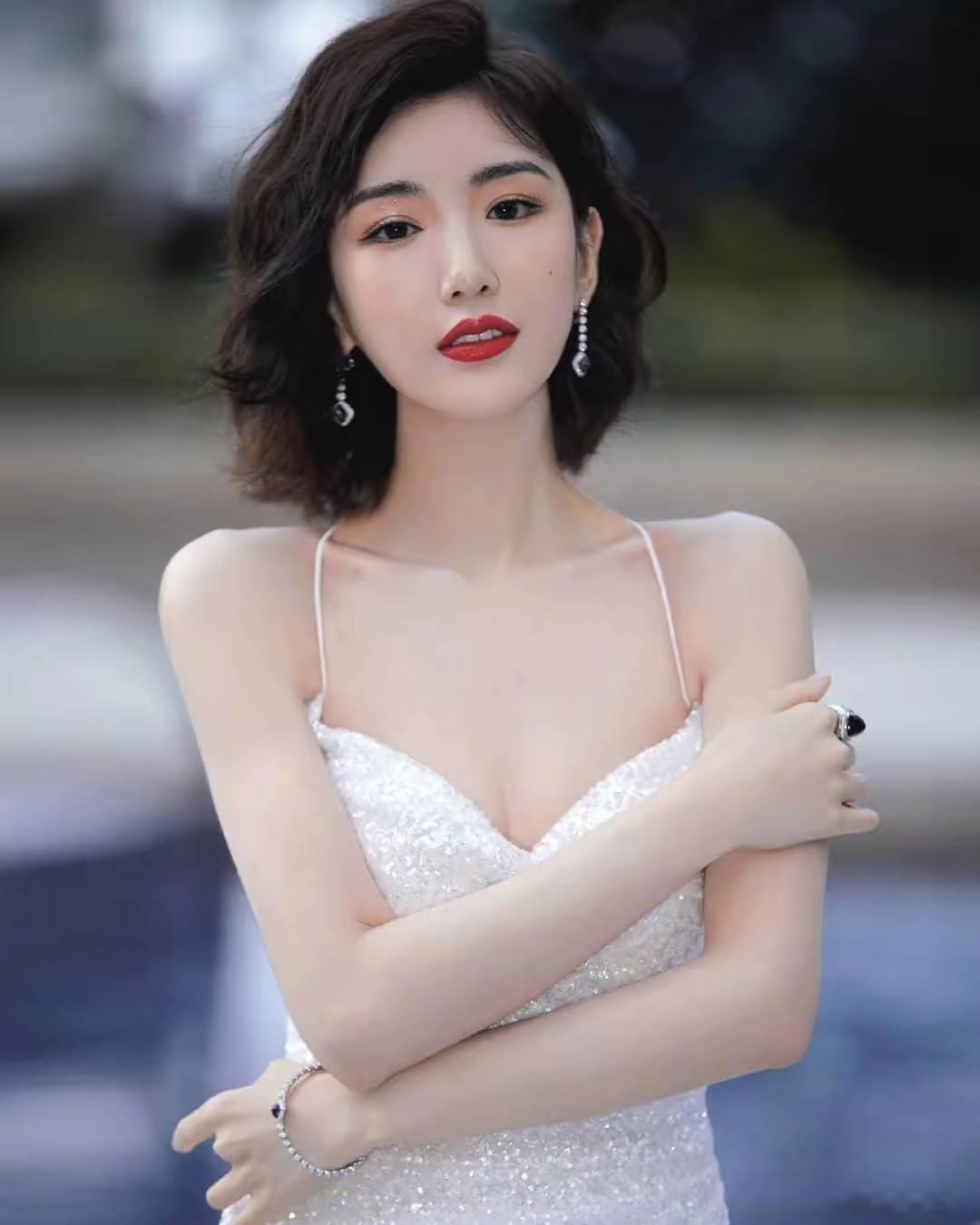毛晓彤白色吊带裙写真插图7