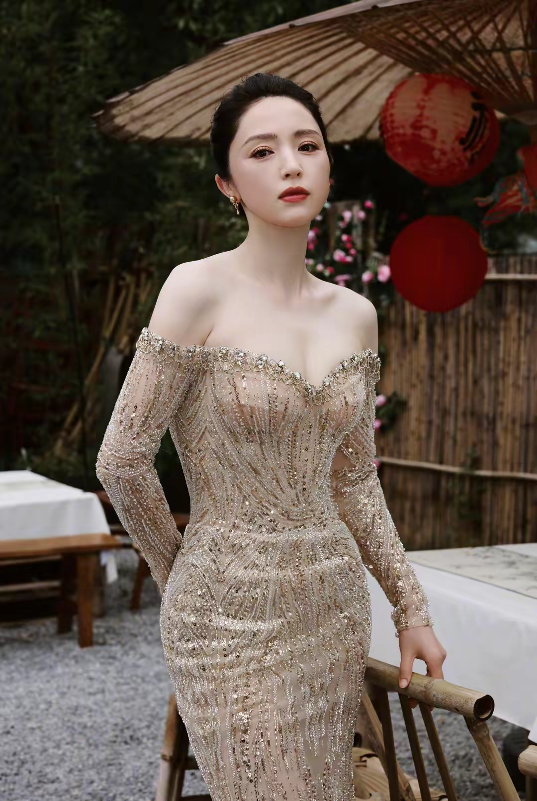 董璇金色亮片抹胸连衣裙写真插图7