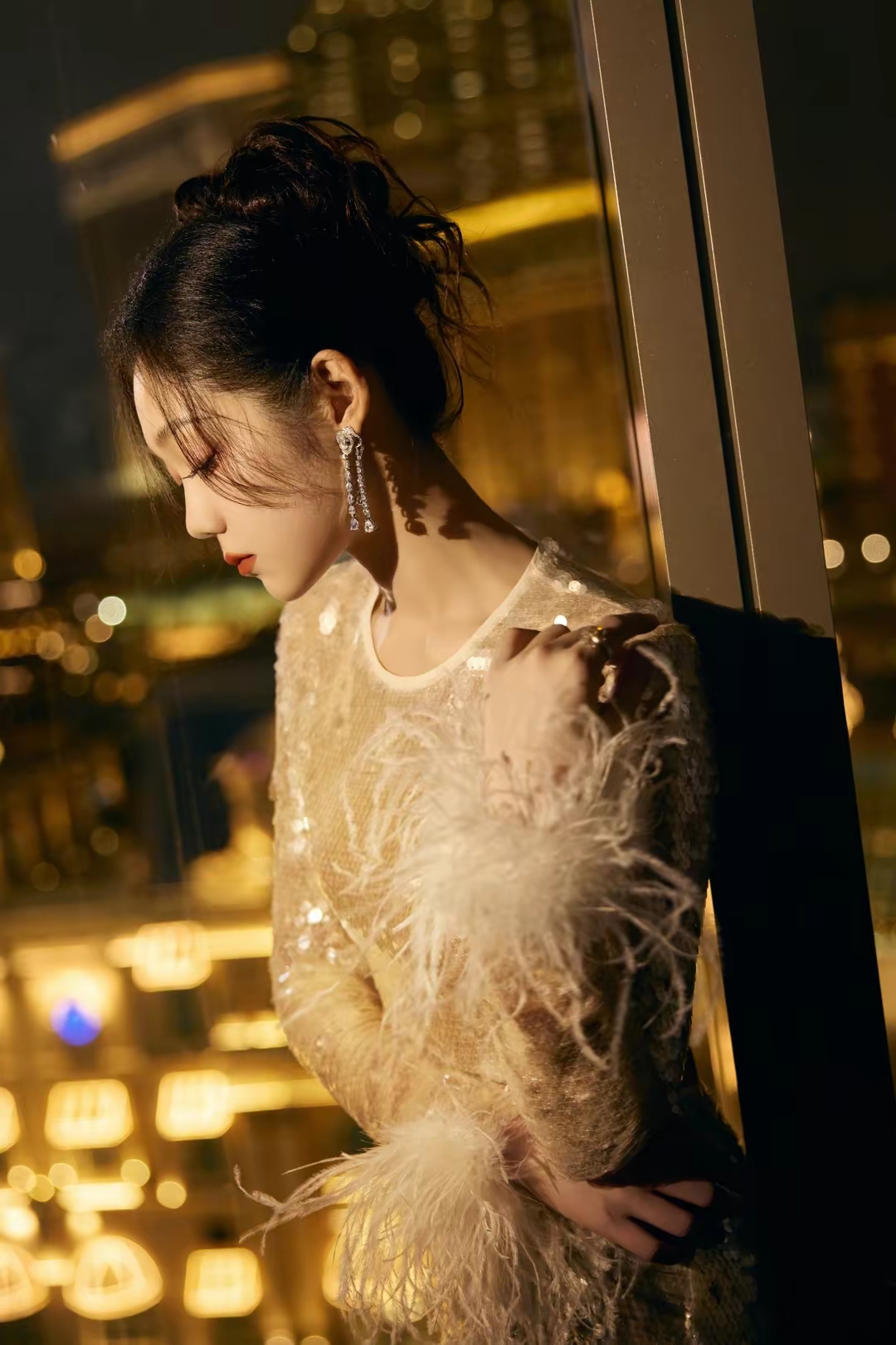 希林娜依高亮片圆领短上衣凸显曼妙身姿插图4