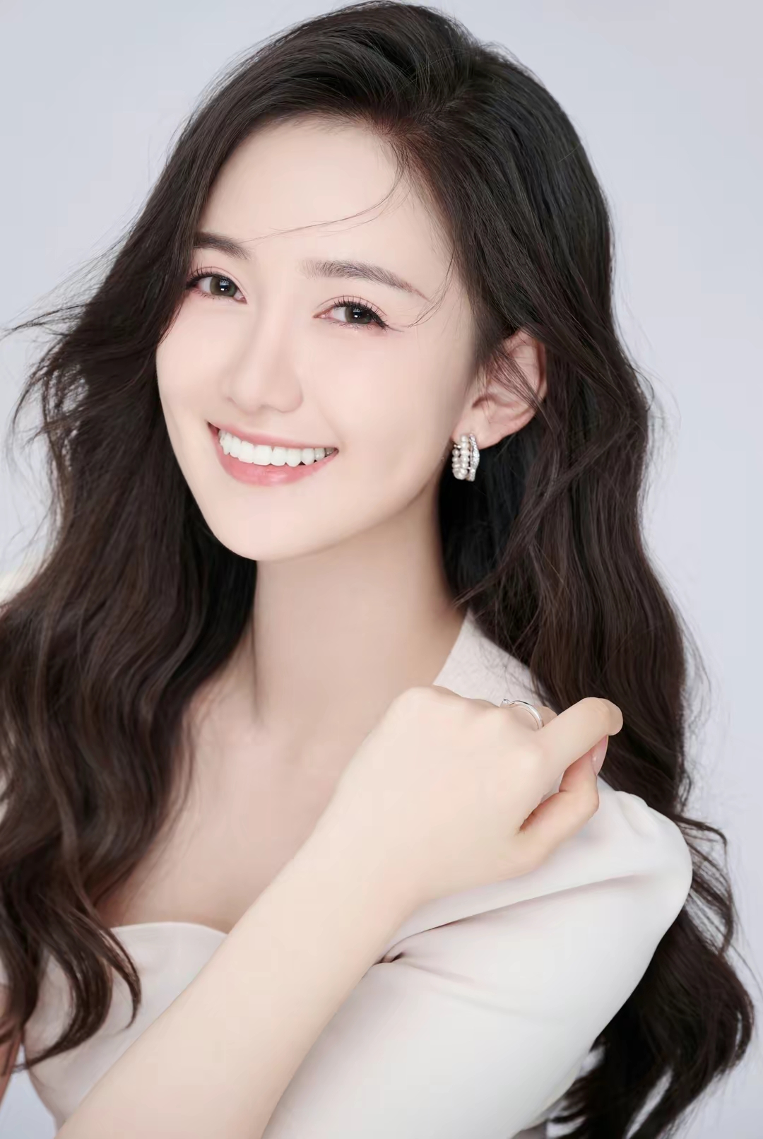 马萱穿白色连衣裙纯净优雅写真插图1