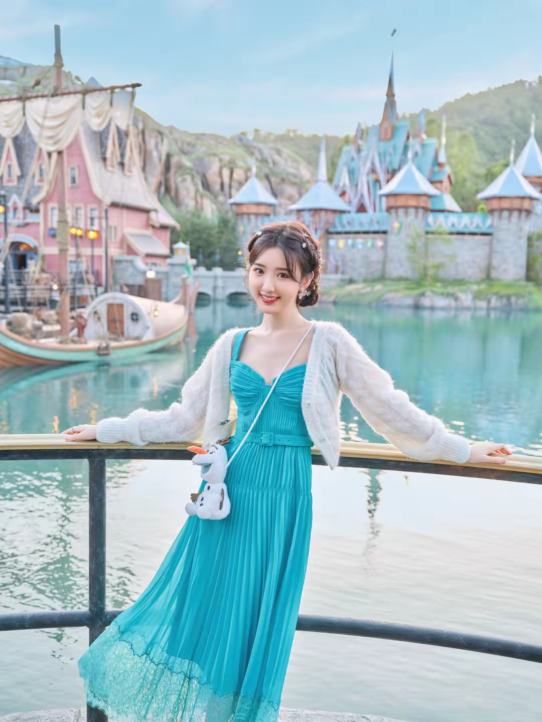 毛晓彤蓝色吊带连衣裙写真插图