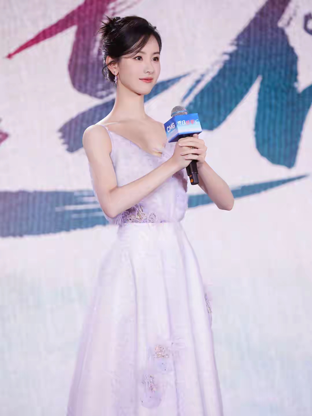 陈都灵浅紫色羽毛吊带裙写真插图10