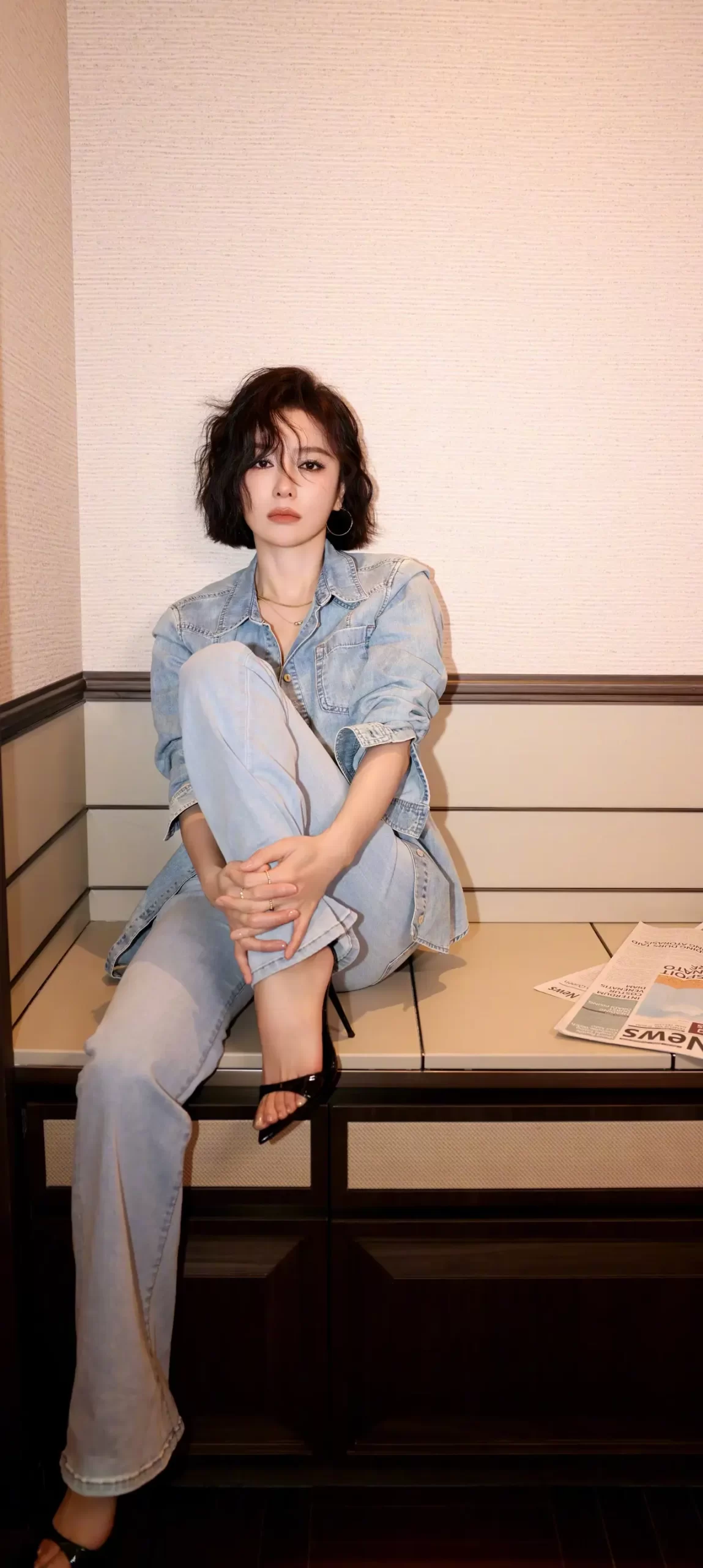 穿牛仔衣的秦岚酷酷写真壁纸插图5