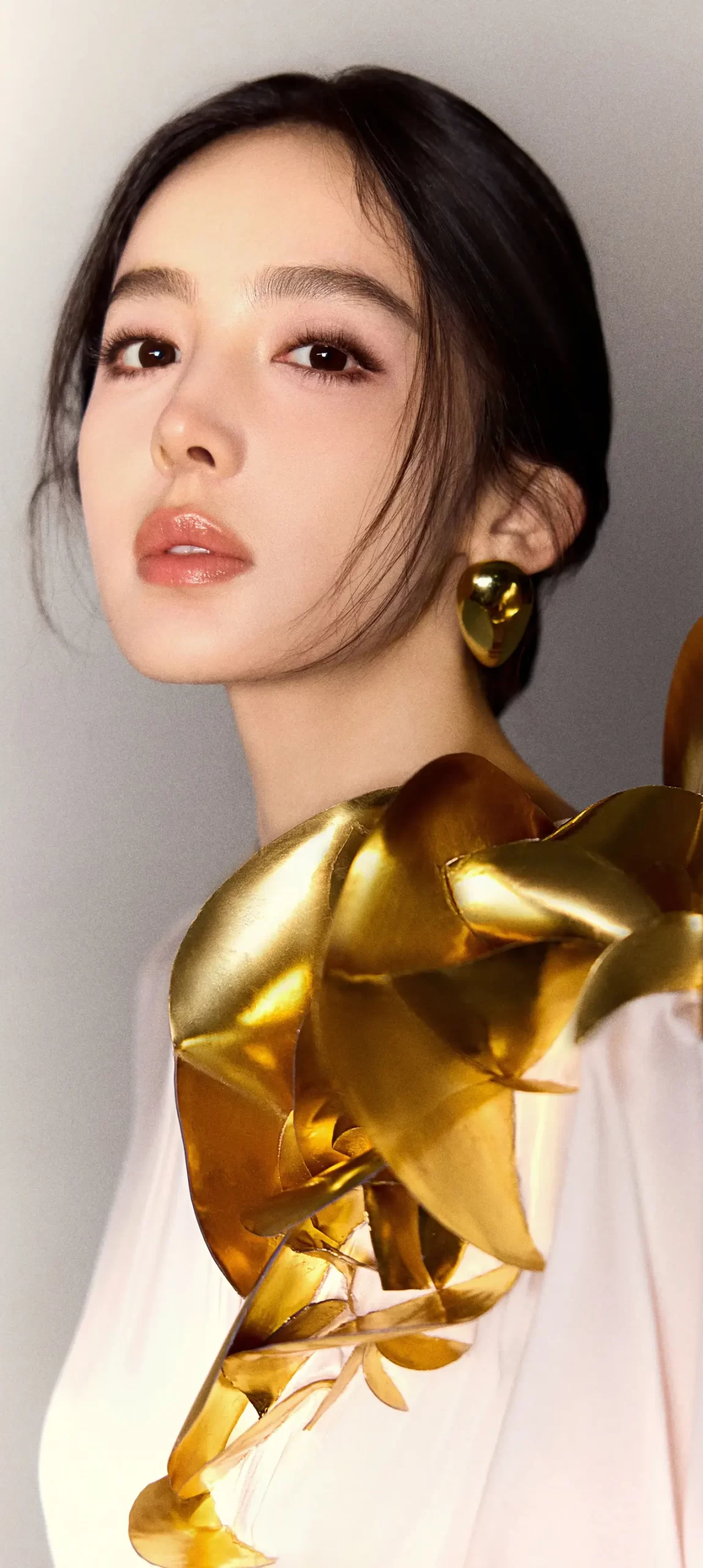 古力娜扎白色长裙写真壁纸插图3
