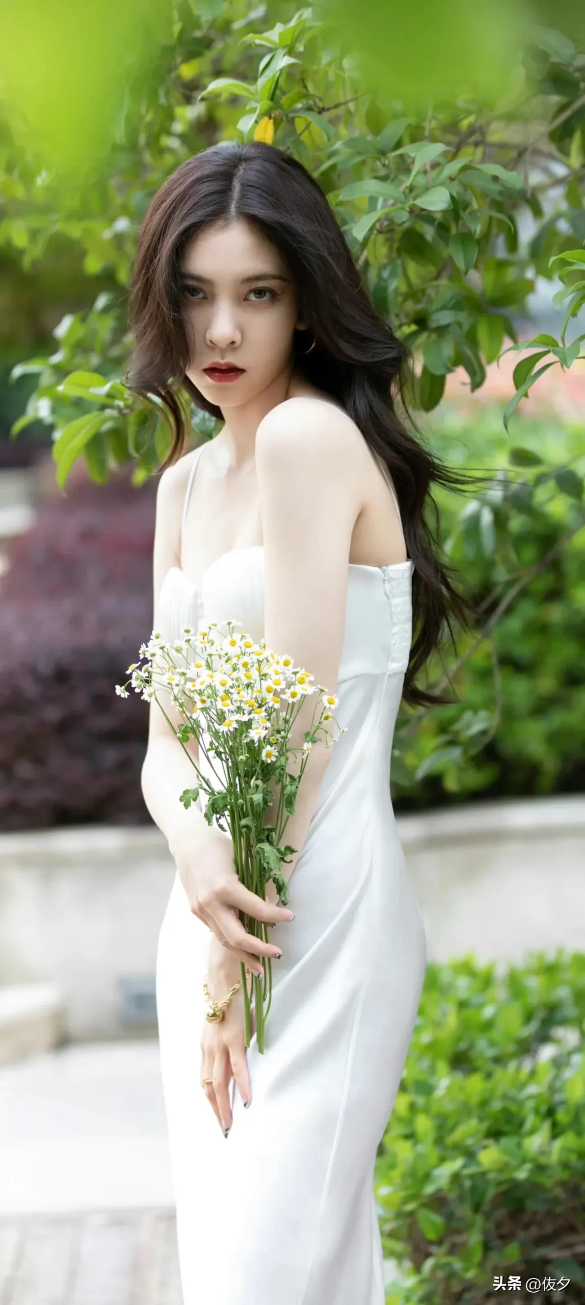 宋妍霏白色吊带裙写真壁纸插图3