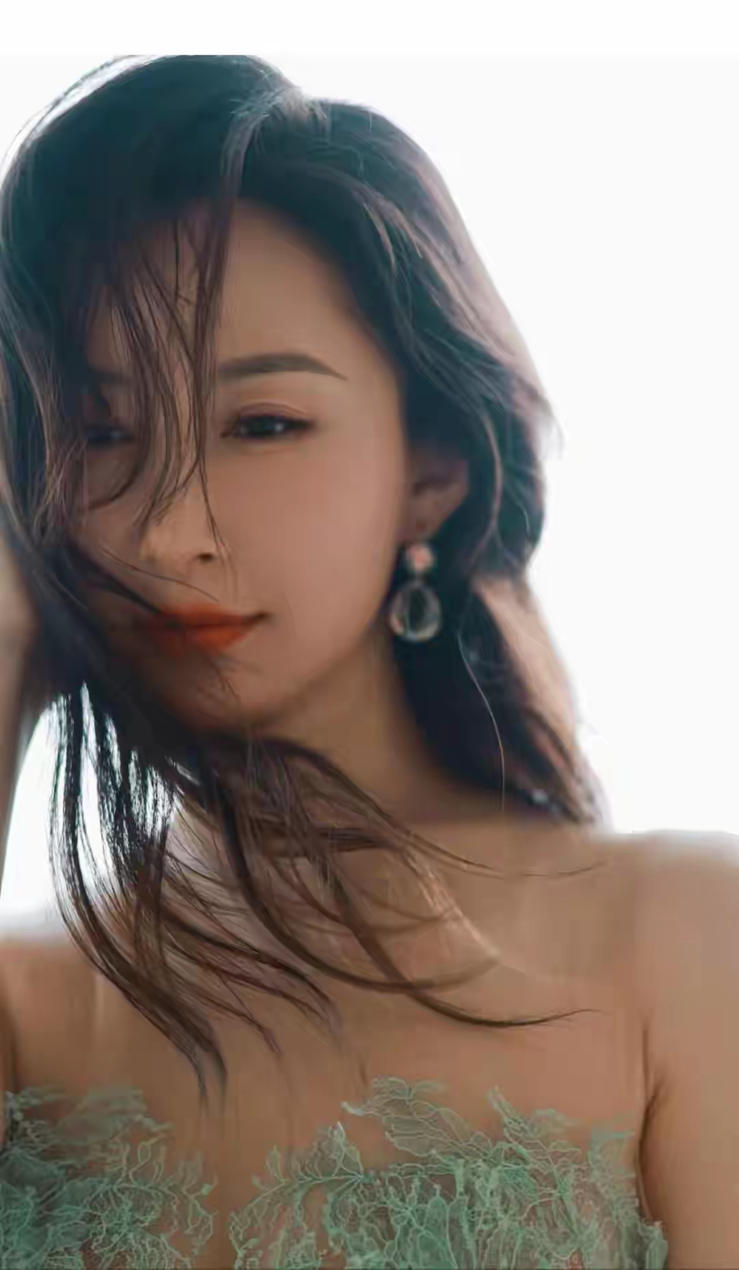 舒畅性感红唇配丰满身材写真插图5