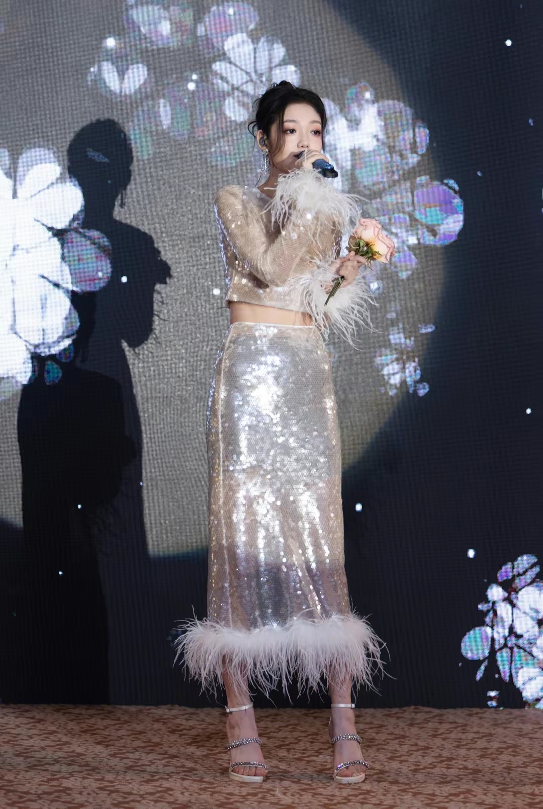 希林娜依高亮片圆领短上衣凸显曼妙身姿插图22