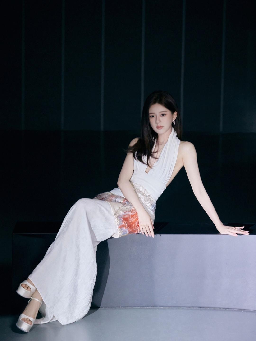 赵露思甜美写真插图6