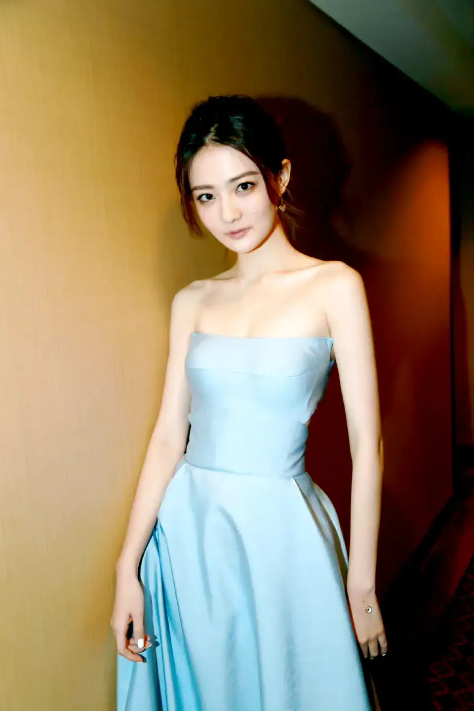 徐璐蓝色抹胸裙写真插图