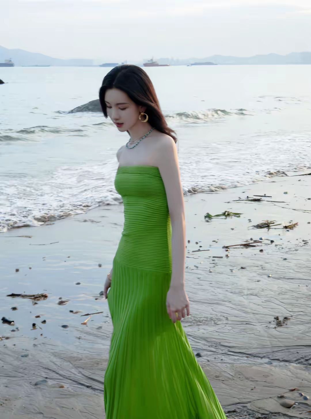陈都灵身着绿色抹胸长裙写真插图7