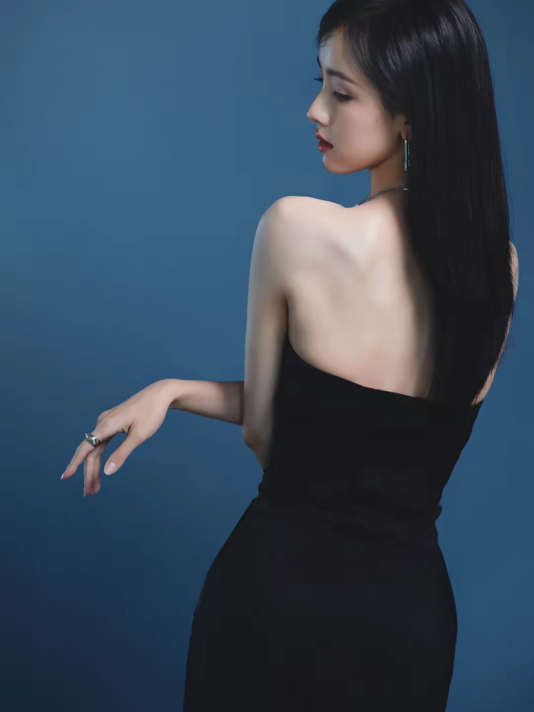 陈都灵黑色挂脖裙写真插图6