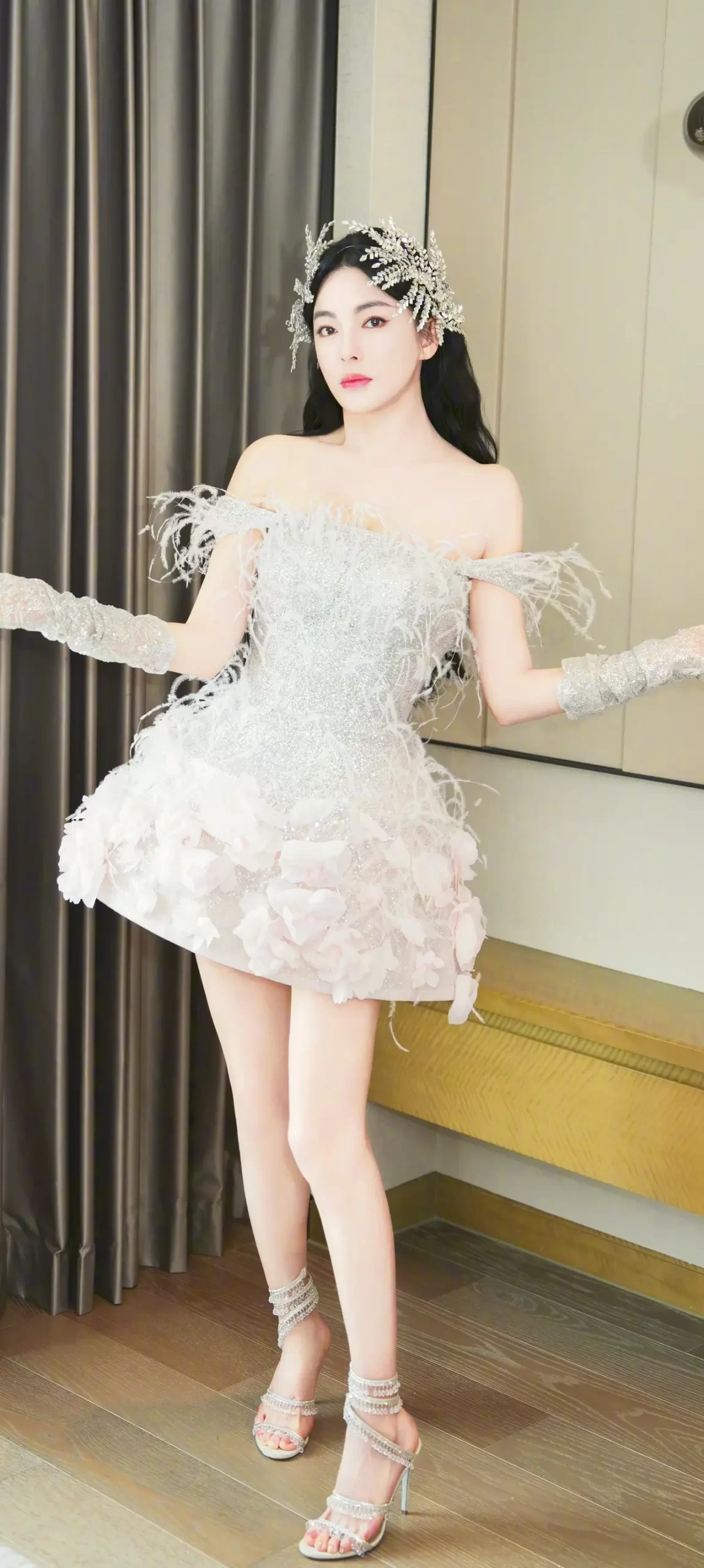 张雨绮银色抹胸裙写真插图6