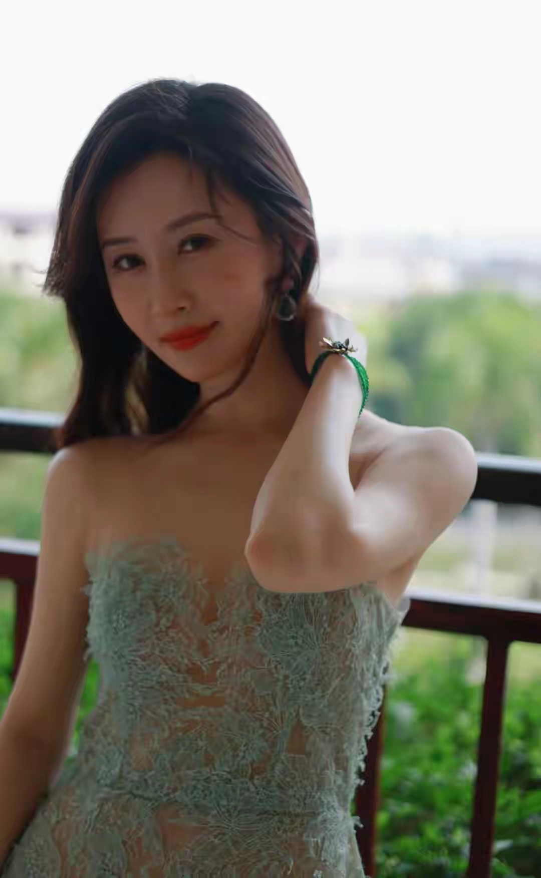 舒畅性感红唇配丰满身材写真插图4