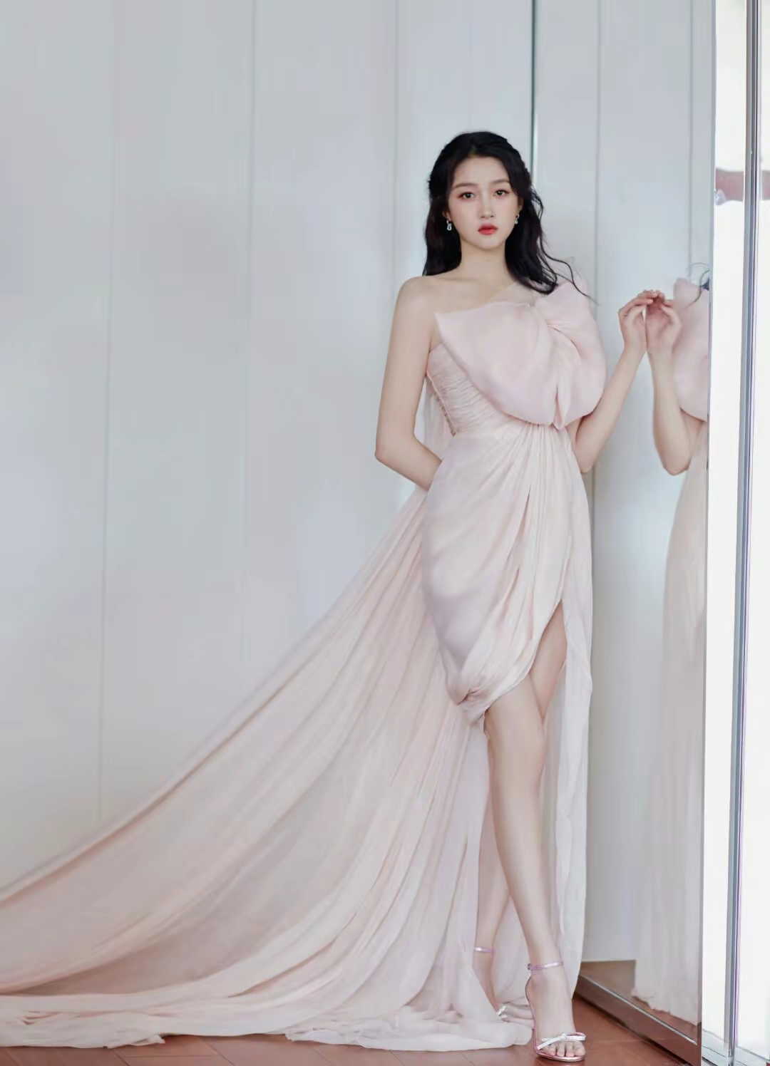 风姿卓越关晓彤写真插图1