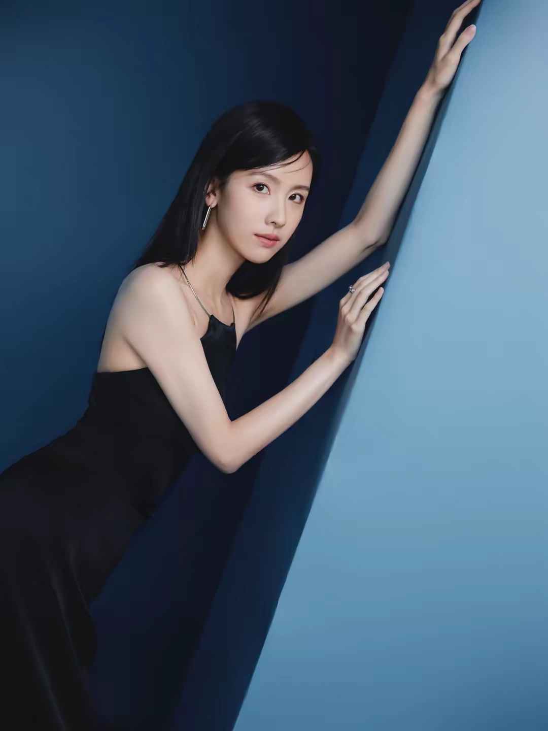 陈都灵黑色挂脖裙写真插图5