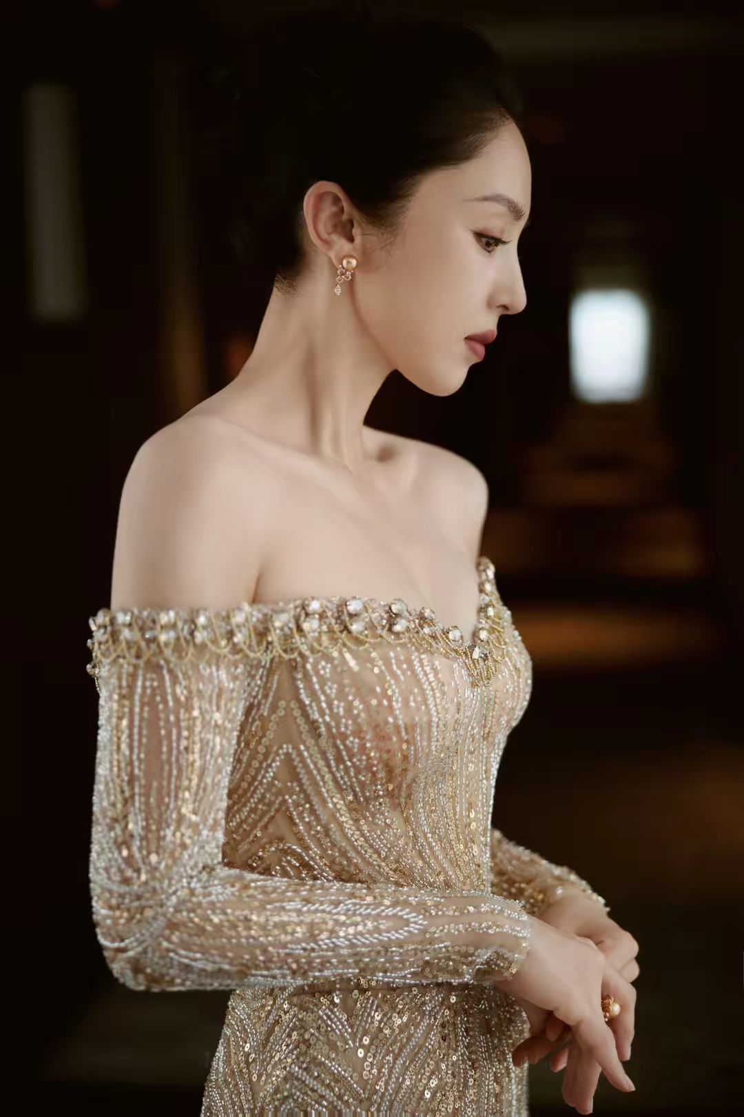 董璇金色亮片抹胸连衣裙写真插图3