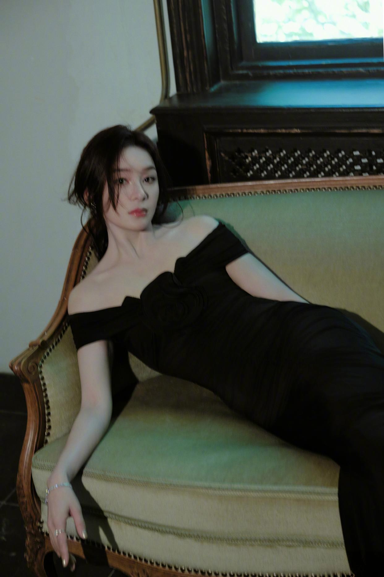 袁姗姗露肩长裙写真插图2