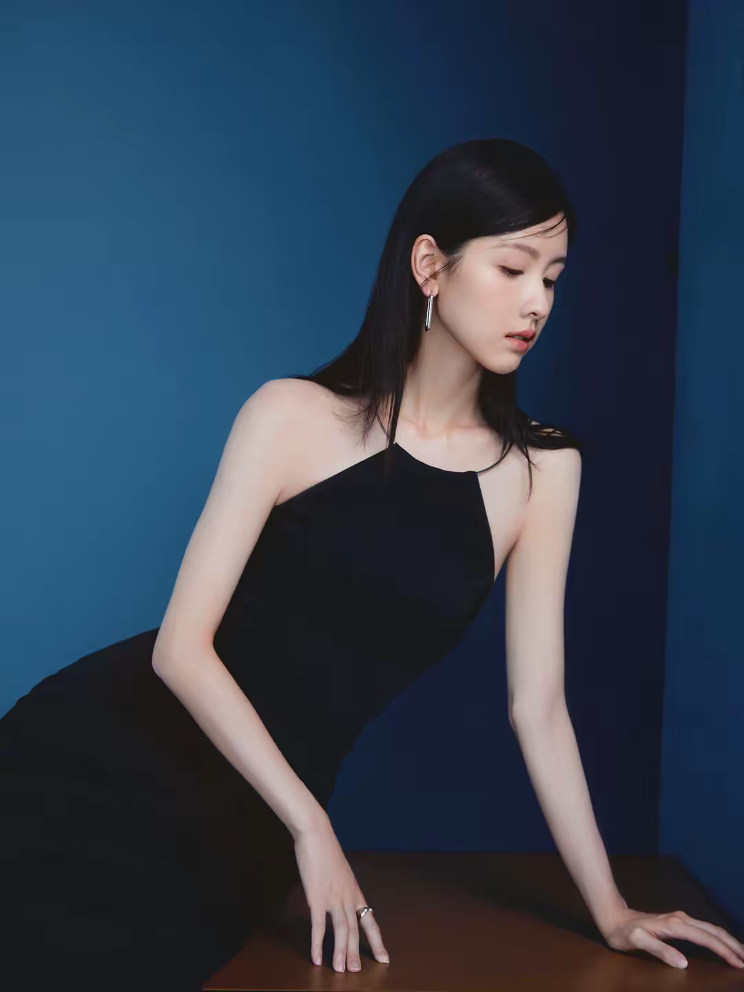 陈都灵黑色挂脖裙写真插图4