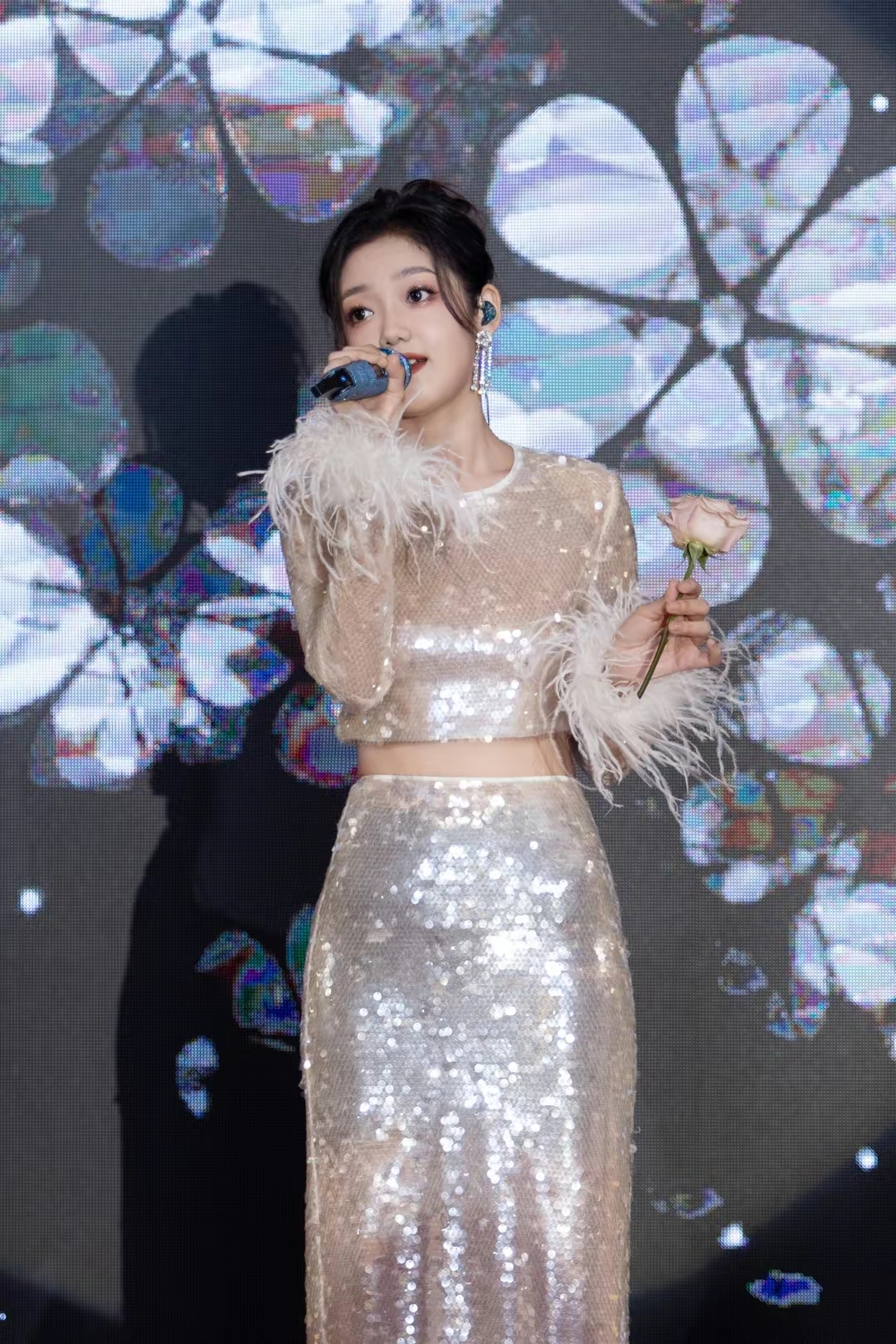 希林娜依高亮片圆领短上衣凸显曼妙身姿插图15